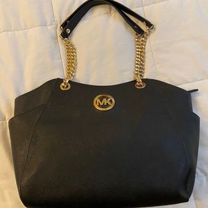Black Michael Kors shoulder pocketbook